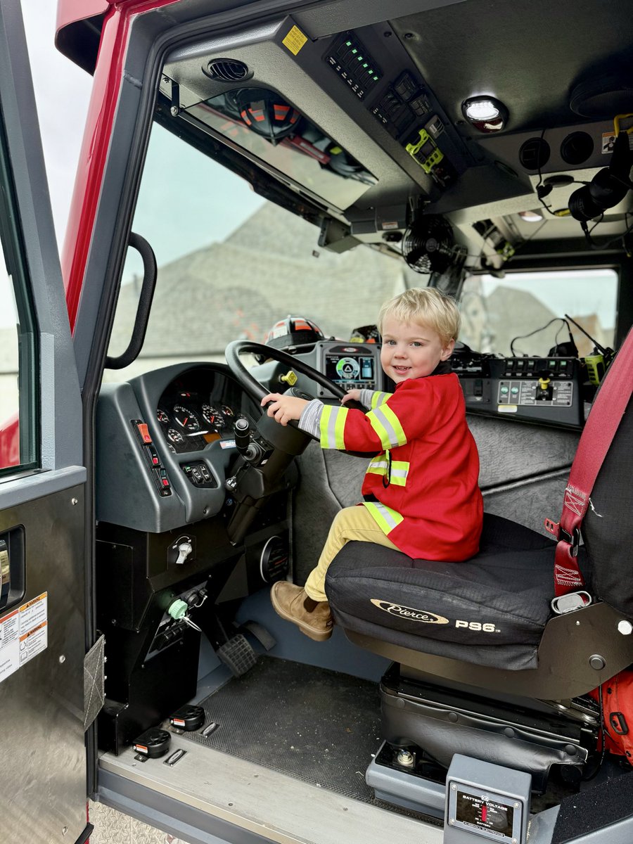 🚒 🐾This morning Chief Vaughan and our firefighters joined kiddos in Lantana for a special Story Time with Sparky the Fire Dog! 📖🔥

These outreach events help build trust, teach important safety lessons, and show the fun side of fire service right here in our community.