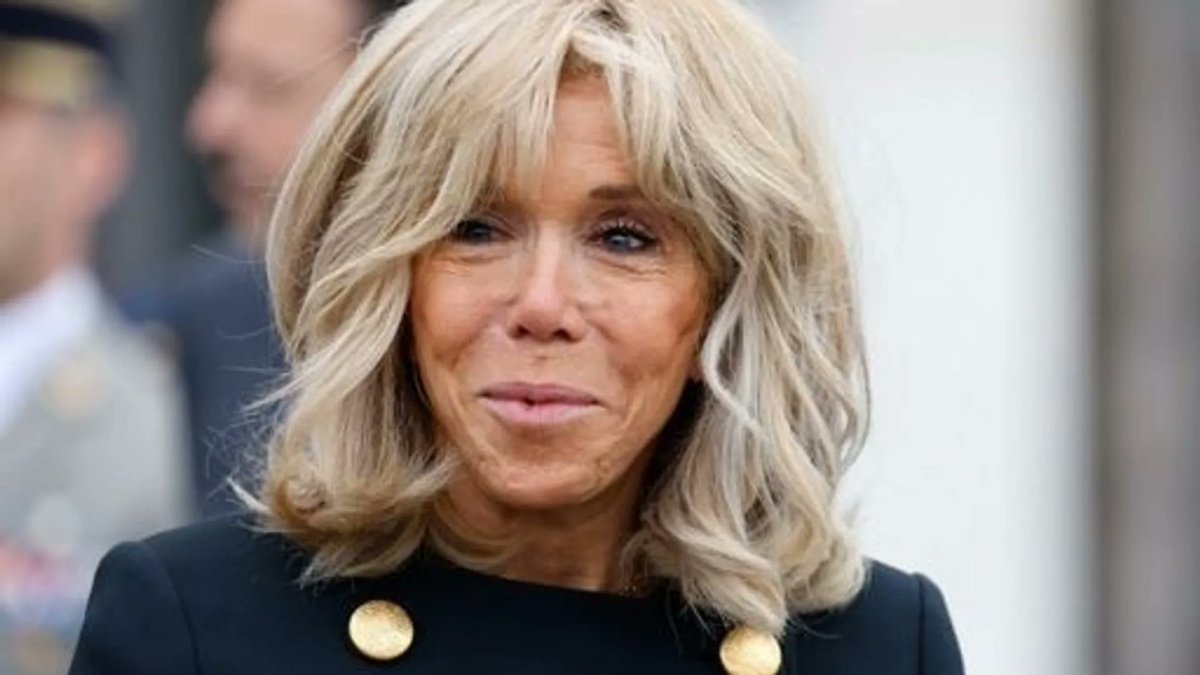 26enColere's tweet image. AFFAIRE BRIGITTE MACRON:

Avec simplement un PEU de CLAIRVOYANCE,
les FRANÇAIS devraient se poser ces simples QUESTIONS de BON SENS:

1- Parler de "CYBERHARCÈLEMENT" n'est ce pas totalement IDIOT,
    Brigitte n' est même PAS sur les RÉSEAUX SOCIAUX...??? 

2- Dans une FAMILLE