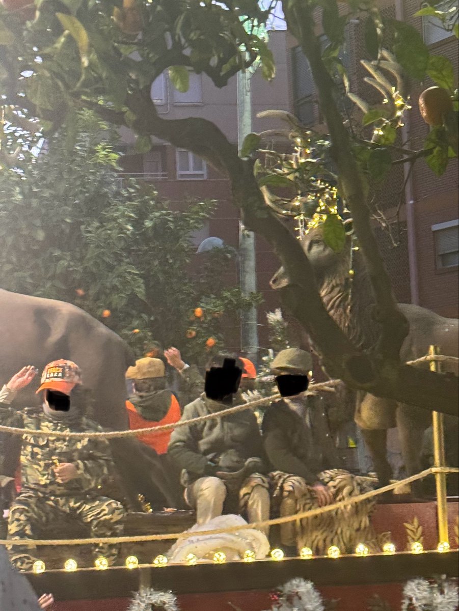 Rezadiko's tweet photo. Clases de orientación sexual y cualquier cosa LGTB+ es adoctrinar, pero ojo vestir a los niños de cazadores y llevarlos en una carroza con jabatos y cornamentas es supongo que educación https://t.co/wIkwLvnZlO