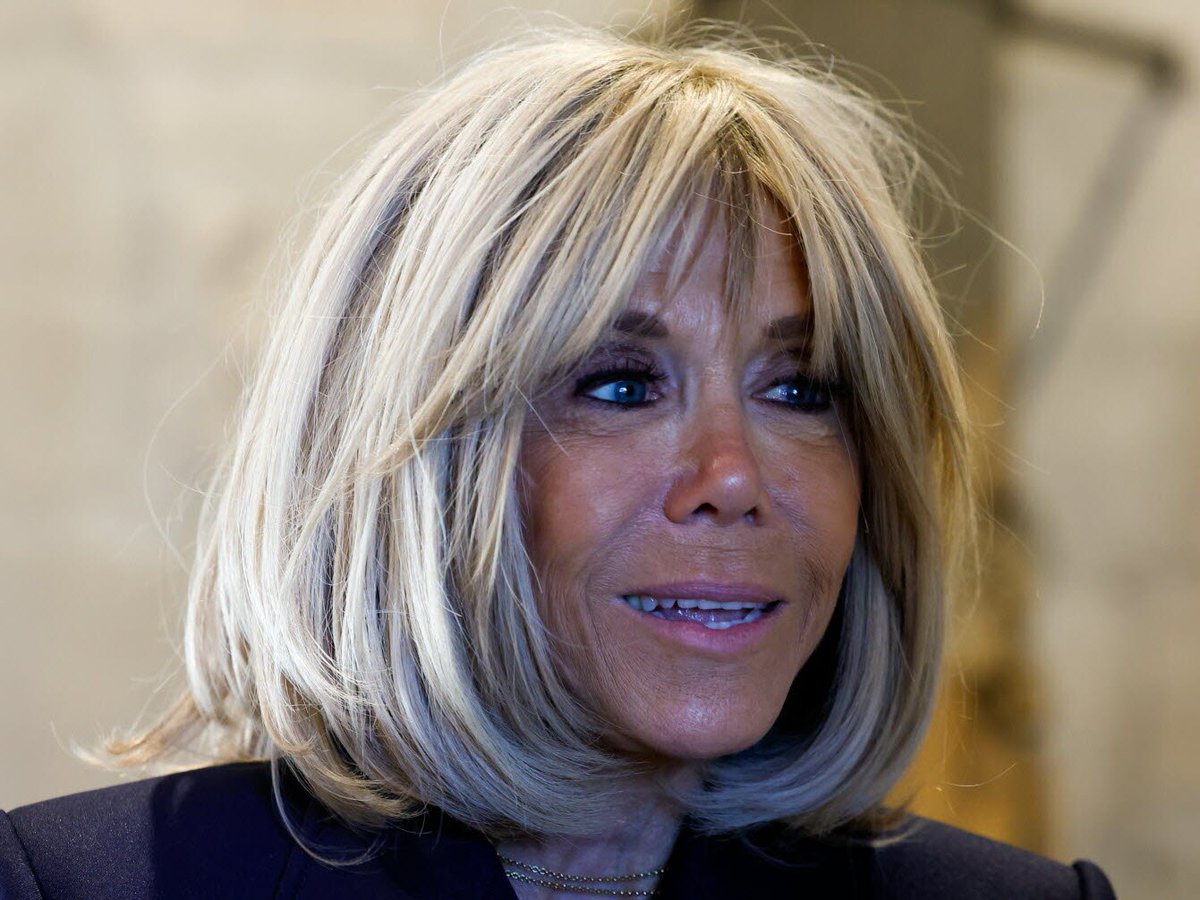 AFFAIRE BRIGITTE MACRON:

Avec simplement un PEU de CLAIRVOYANCE,
les FRANÇAIS devraient se poser ces simples QUESTIONS de BON SENS:

1- Parler de "CYBERHARCÈLEMENT" n'est ce pas totalement IDIOT,
    Brigitte n' est même PAS sur les RÉSEAUX SOCIAUX...??? 

2- Dans une FAMILLE