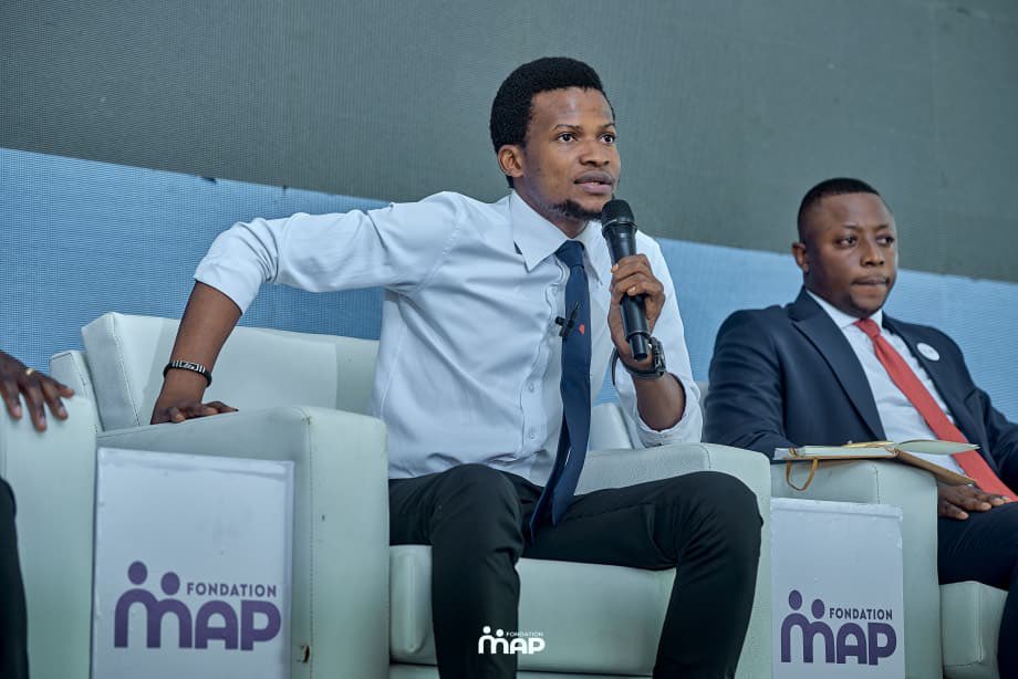 🛑 Nous exigeons la libération immédiate et sans condition de notre camarade <a href="/OnokombaO157/">Nathanael Onokomba</a>, enlevé cet après-midi par les services de Félix Tshisekedi à l’UPN alors qu'il se rendait à son activité prévue à 15h. Nous dénonçons avec fermeté la barbarie persistante et continue de ce