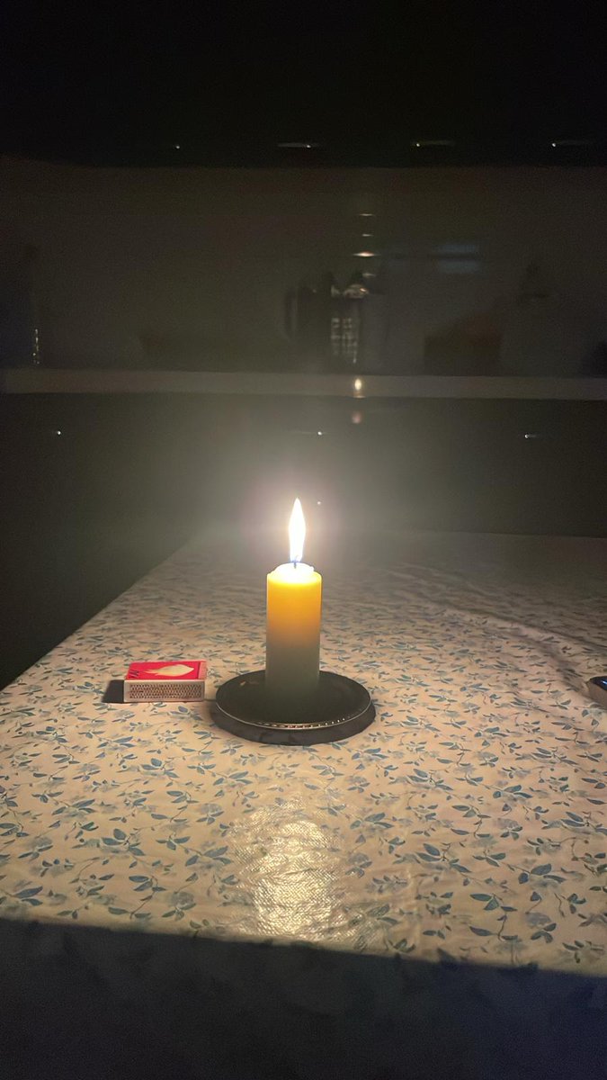 Bu bir romantik akşam yemeği değil!
Hatay’da insanlar günlerdir karanlıkta. Kışın en soğuk günleri bu şekilde geçiyor.
#34AydırHayatNormalleşmedi #HataydaElektrikYoksaHayatYok