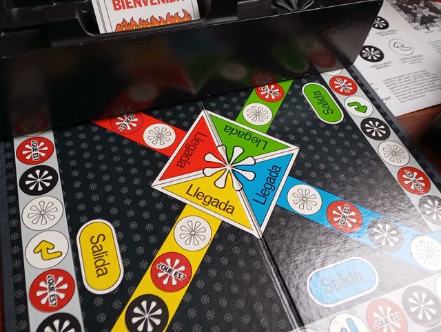 DynastyMode's tweet photo. @BarDePueblo1 Juegos Reunidos ! 🎲
Yo tengo uno super flipante para morirse de tirarse por el suelo de risas un sábado noche de copas con los colegas, el #QueEs ? ! y no lo quiere ni el tato ! 29.90 jaja. El business ! nah, que es es una pena coño. Es la bomba ! y nada
https://t.co/jse5I68Lp4 https://t.co/tcDRfGVupe