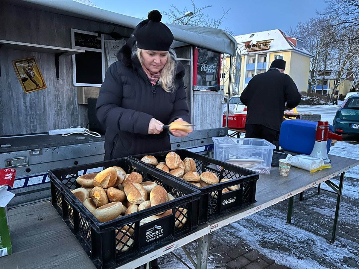 AfD hilft im Krisengebiet mit kostenlosen warmen Speisen und Getränken.
#berlinblackout
#berlinstromausfall