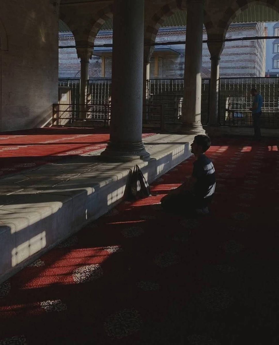 "سأُحسن الظنَ مهما طالَ بي أملي
 كم مُستـحيلٍ بحُسنِ الظنّ نِلناهُ."