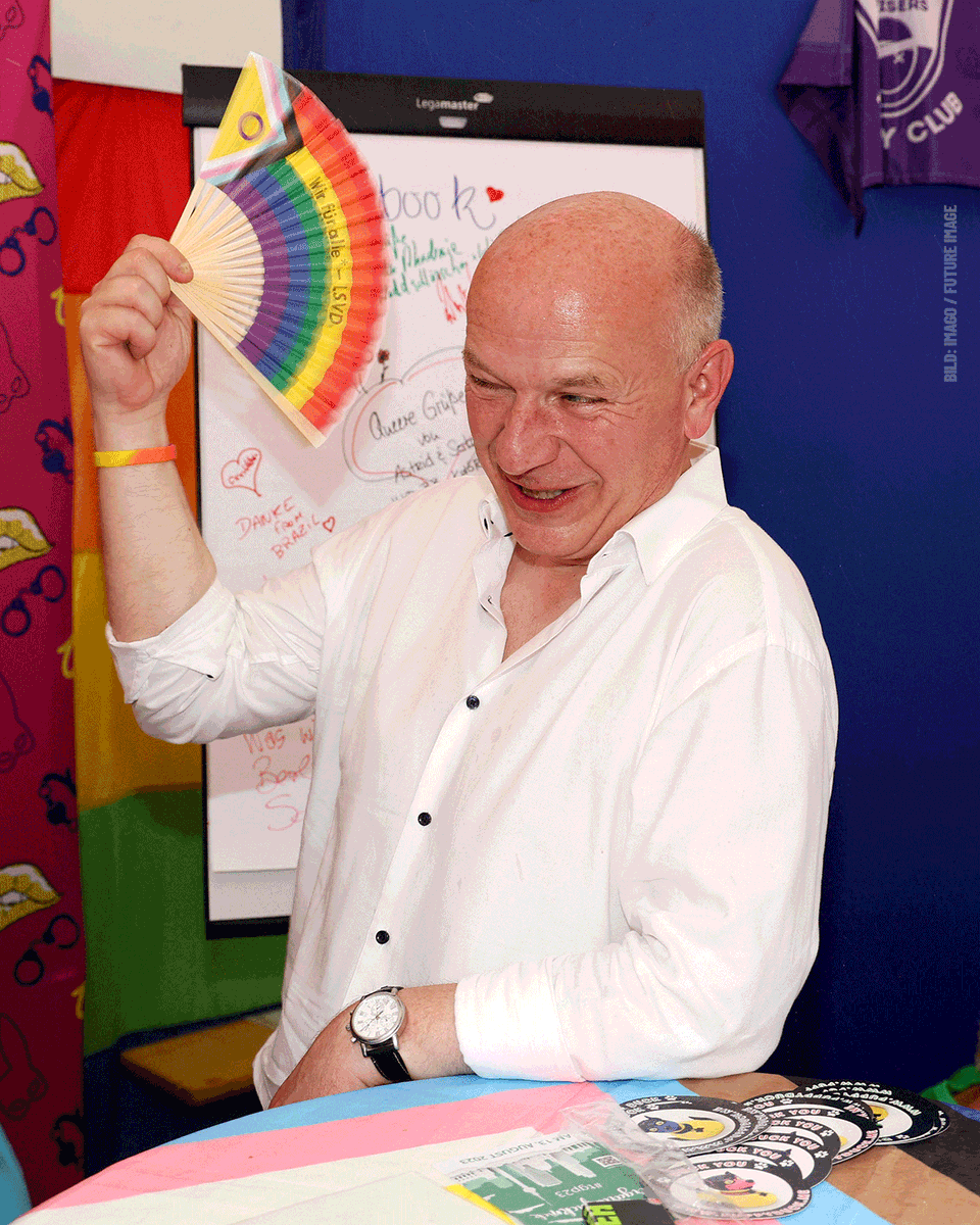 Dieses Bild sagt mehr als Worte: Der Berliner CDU-Bürgermeister bei seiner Prioritätensetzung. Dragqueens zuerst, Katastrophen- und Bürgerschutz zuletzt. Ein Vollversager ohne politischen oder charakterlichen Kompass.