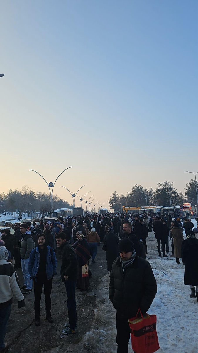 diclededikodu's tweet photo. Diyarbakır Dicle Üniversitesinde haftalardır Final Dönemi Sınav takvimi belli olmasına rağmen kar yağışına karşı hiçbir önlem alınmadı. Saatlerce yollarda perişan olduk, ulaşım imkansızlığı yüzünden sınavını kaçıran birçok arkadaşımız var. Bu şartlarda sınava girmeye çalışmak tam bir çileye dönüştü. 

Yaşadığımız bu çığ gibi mağduriyetlerin giderilmesini,sınavlara yetişemeyen öğrenci arkadaşlarımızın haklarının geri verilmesini,sınav tarihlerinde erteleme ile birlikte düzenleme yapılmasını yapılmayacaksa eğer sınavların online yapılmasını istiyoruz.

@kamuraneronat 
@dicleuni1973 
@dbakirvalilik 
@YuksekogretimK 

#DicledeSınavlarOnlineOlsun