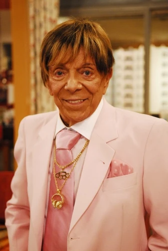 acervotomladaca's tweet image. Há 95 anos, nascia Ítalo Rossi, o eterno Seu Ladir do seriado de televisão brasileira “Toma Lá Dá Cá”.

Um dos pilares do audiovisual brasileiro, ele elevou a arte com elegância e versatilidade, marcando uma geração com um vocabulário inesquecível onde tudo “É Mara!”.