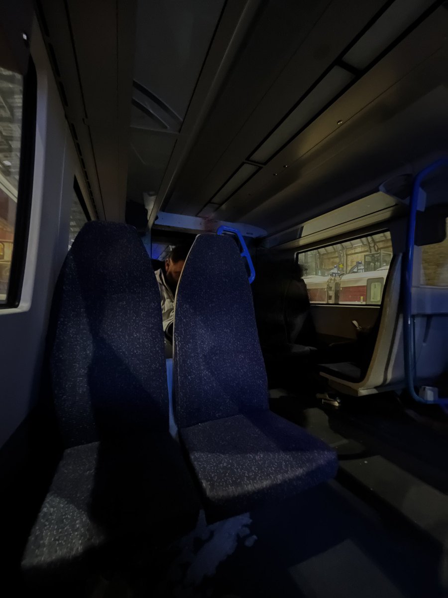 DokneyKnog's tweet photo. No lights on train for 4+ minutes on the 17:42 to Peterborough (delayed to 17:47) while all passengers were boarding. 
Can’t see steps, bags, or other potential hazards. 
This is basic health &amp; safety. @GNrailUK
@railor @TransportFocus 
#GreatNorthern #RailSafety #CommuterLife https://t.co/WtcSGvvNZ0