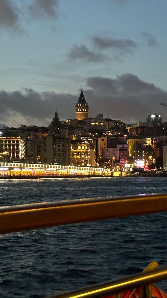 Güne sığmayanlar geceye kalır , düzyazıya sığmayanlar şiire...

    KafkaOkur