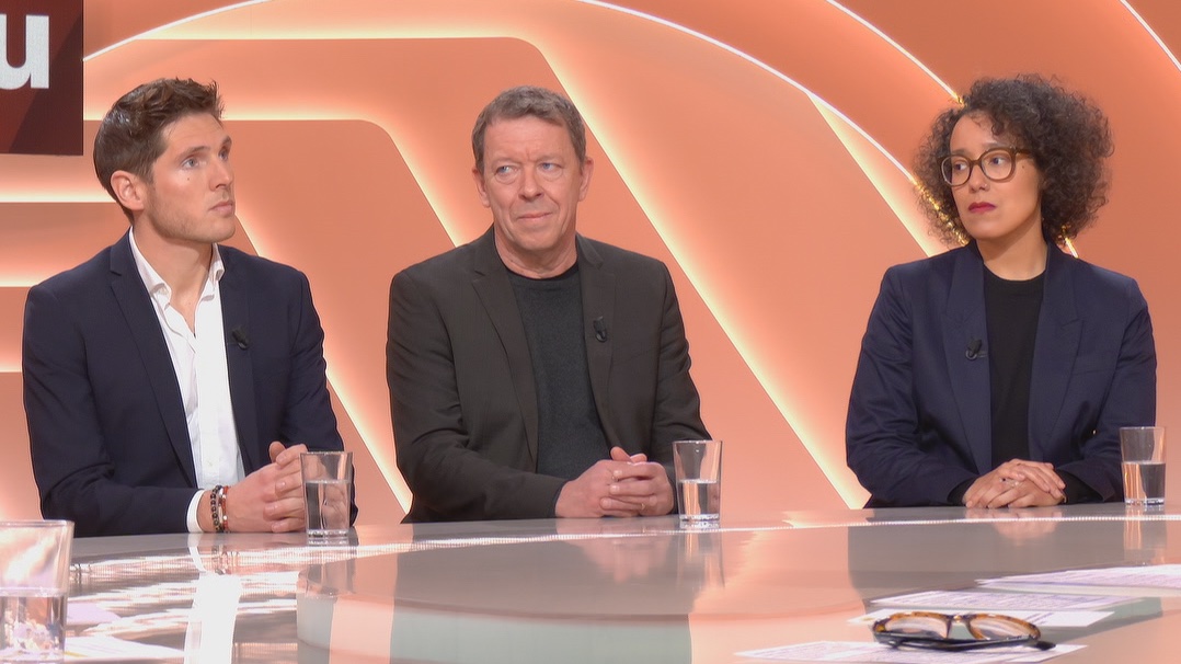 28minutes's tweet image. 🇺🇸 Venezuela : Trump et la doctrine "Donroe", nouvel impérialisme américain ?

Avec :

👉 @YolettyBracho, enseignante-chercheuse en science politique
👉 Pierre Bourgois, maître de conférences en science politique
👉 @CompagnonO, historien et professeur

🔗 tinyurl.com/28min050126