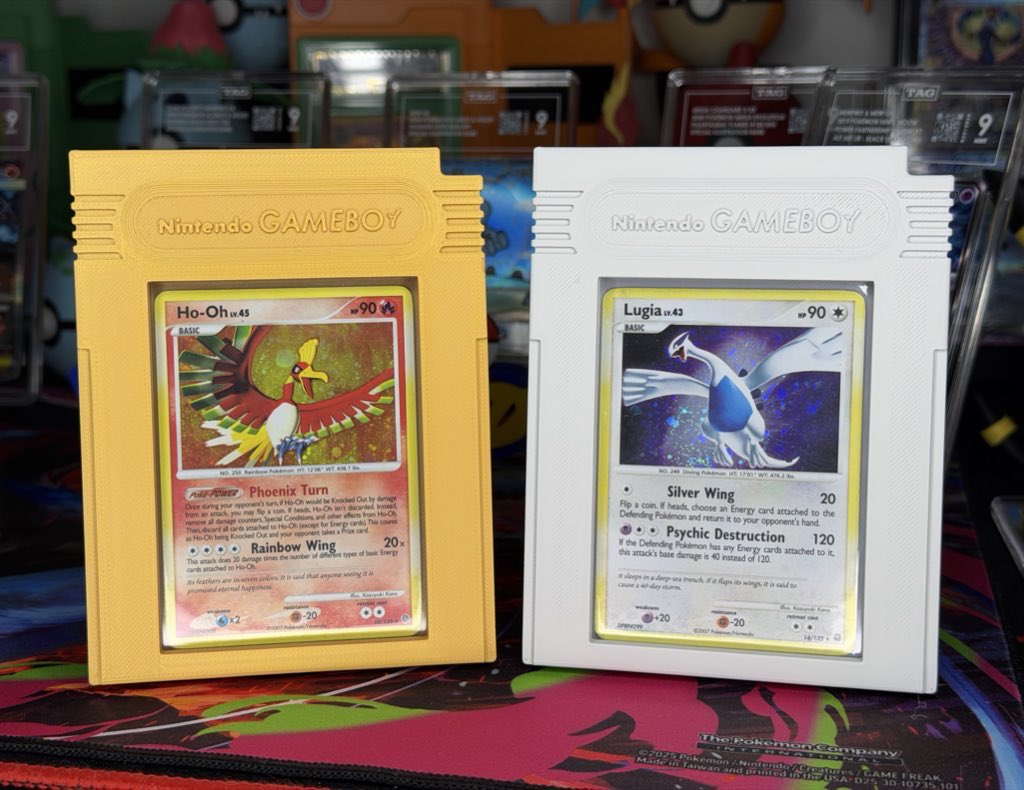 PokeTeeJay's tweet image. ✨ FREE 3D PRINTS ✨ 

Giving away one free 3D printed GameBoy styled top loader display stands! The winner will choose one version to receive. To enter:

• Follow @PokeTeeJay 
• Like &amp;amp; RT ♻️ 
• Tag a friend

Ends 1/12 🕰️ 
Good luck! 
#Pokemon 
*Please note, cards not…