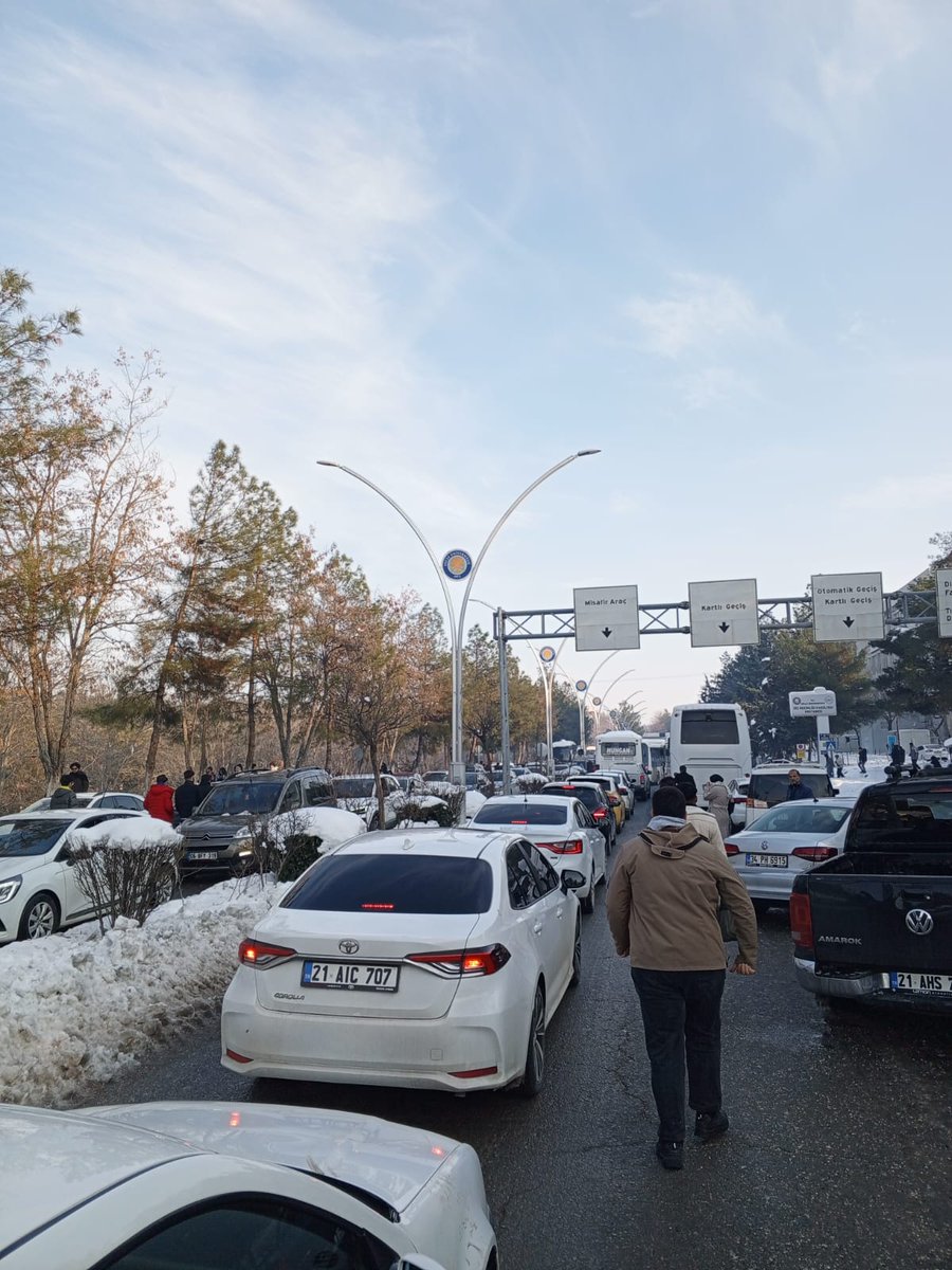 diyarbakrulusal's tweet photo. 🔴Diyarbakır Dicle Üniversitesi Öğrencileri Devam Eden Soğuk ve Buzlanmadan Dolayı Üniversite Sınavlarına Gidemiyor!

#DicledeSınavlarOnlineOlsun https://t.co/ZDgzdD3PzZ