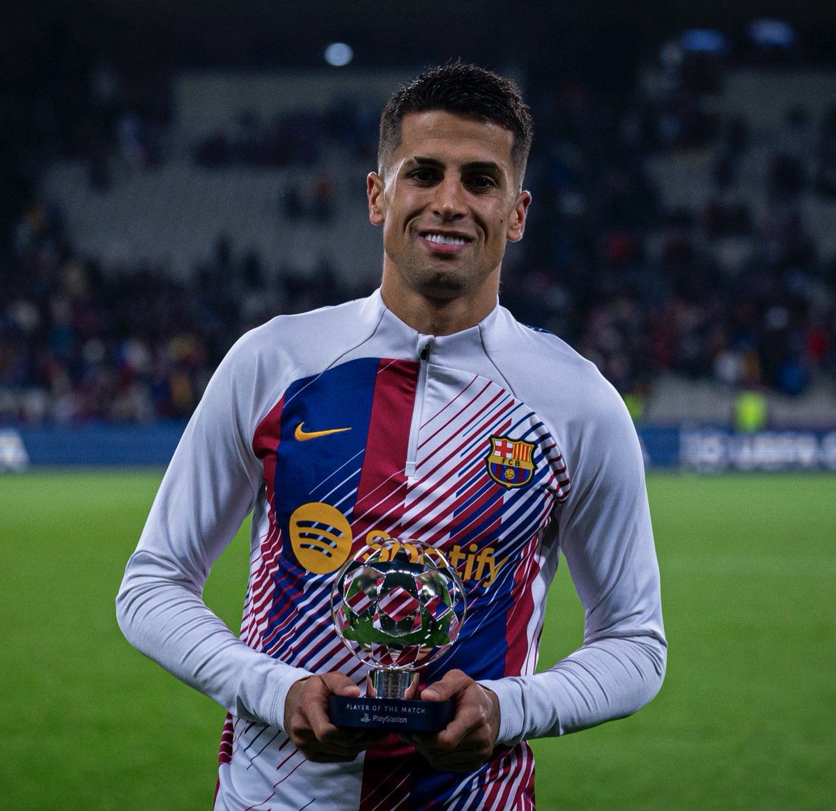 🚨 BREAKING: João Cancelo, à deux pas du Barça. L'accord avec Al Hilal est imminent ; le footballeur portugais a déjà donné sa parole il y a quelques jours et est prêt à faire un sacrifice financier important pour retourner en Espagne.

(<a href="/MatteMoretto/">Matteo Moretto</a>) 🎖️