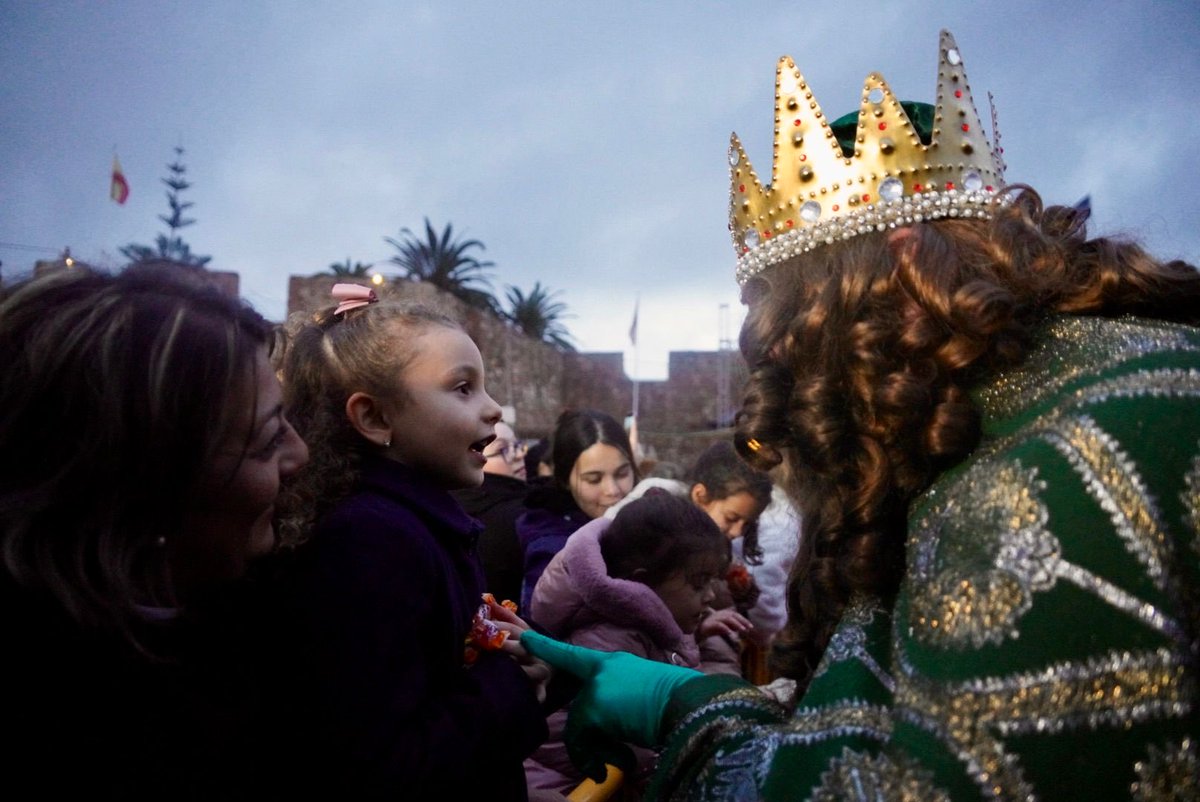 El presidente de la Ciudad  <a href="/imbrodamelilla/">Juan José Imbroda</a> ha dado la bienvenida a los tres Reyes Magos que han aparecido por el Belén oficial del Foso de Hornabeque ante la presencia de unos 1.500 melillenses.
