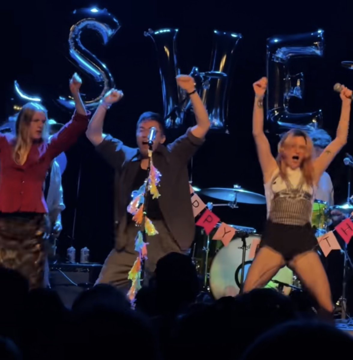 Watch Katie Gavin cover @Peaches at Katie Crutchfield (<a href="/k_crutchfield/">katie crutchfield</a>), Allison Crutchfield, &amp; @DArcyCarden's birthday concert

stereogum.com/2484197/watch-…