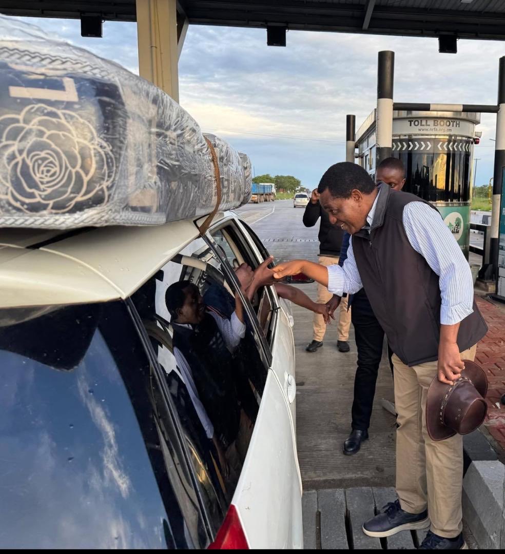 HHichilema's tweet image. Time spent with fellow citizens is always time well spent. 

Passing through Daniel Munkombwe Toll Plaza in Choma today, I stopped for a chat at the side of the road to say Hi. 

Hi 👋 

Bally