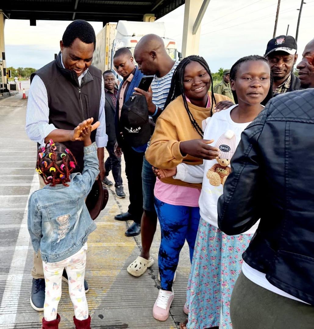 HHichilema's tweet image. Time spent with fellow citizens is always time well spent. 

Passing through Daniel Munkombwe Toll Plaza in Choma today, I stopped for a chat at the side of the road to say Hi. 

Hi 👋 

Bally