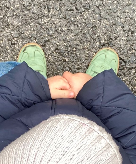 esperando la cabalgata de los reyes con mi sobrino… como vas a esperar con las manitas así !!!!!!!!!!!!!!!!!!!