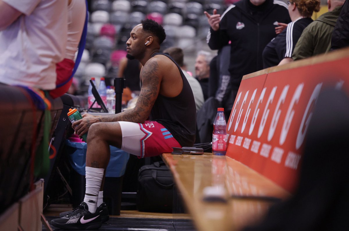 TelekomBaskets's tweet photo. Warmup vs Bamberg 

📸: Wolter

#HEARTBERG https://t.co/ZA3M1VBAG8