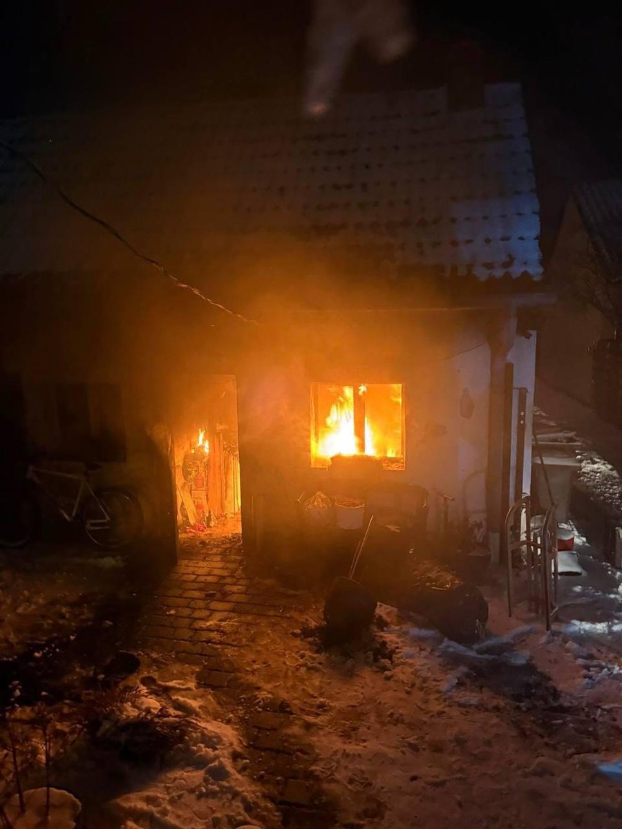 GENGIS9999's tweet image. *Attentat antisémite inhabituel en Allemagne.*
Le domicile du commissaire allemand à la lutte contre l'antisémitisme, Andreas Büttner, a été incendié ce soir lors d'une attaque ciblée.

Sa famille se trouvait à l'intérieur au moment des faits et a pu s'échapper saine et sauve.…