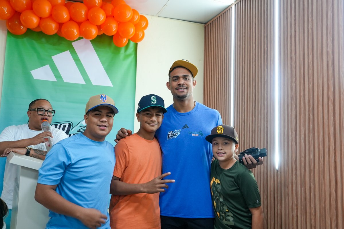 Home is where the heart is 💙
@JRODshow44 and his No Limits Foundation are giving back to his hometown of Loma de Cabrera ahead of Three Kings Day by providing free haircuts from @vicblends and local barbers, plus free eye exams, thanks to @onesightorg.