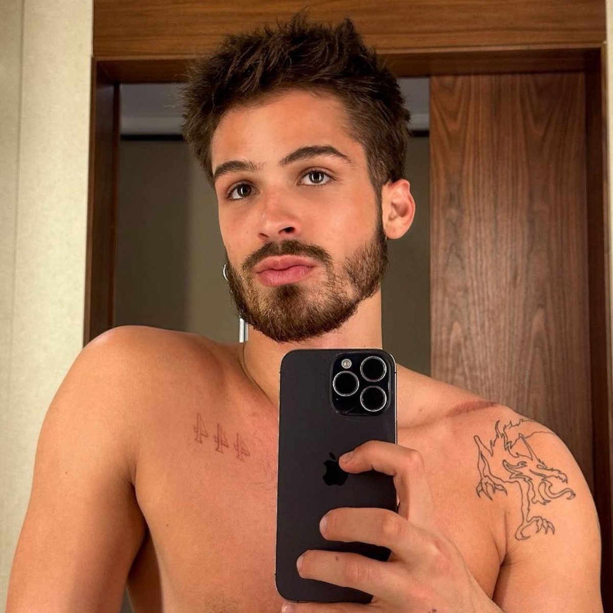 poponze's tweet image. NOVA AFFAIR? João Guilherme é visto com uma morena misteriosa em avião.