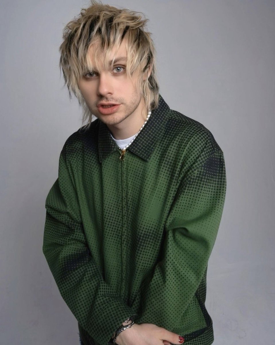 CALMDAlLY's tweet image. Michael modelling the latest @hiidef3000 drop!