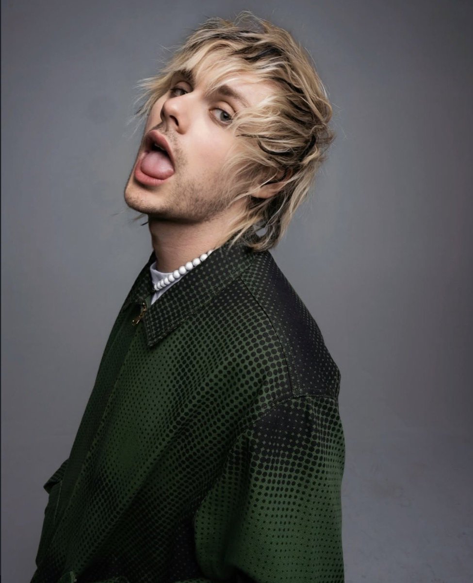 CALMDAlLY's tweet image. Michael modelling the latest @hiidef3000 drop!