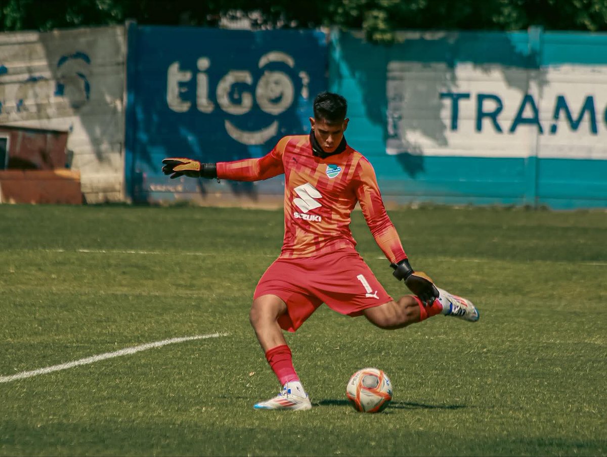 AdrianoSavalli's tweet photo. Bolívar 🇧🇴 está a un paso de firmarle primer contrato a Diego Caballero, prometedor arquero de la Sub 20 de Bolivia. Restan detalles para un vínculo por dos años con opción a uno más 🔵. https://t.co/yMAwdcaG4C