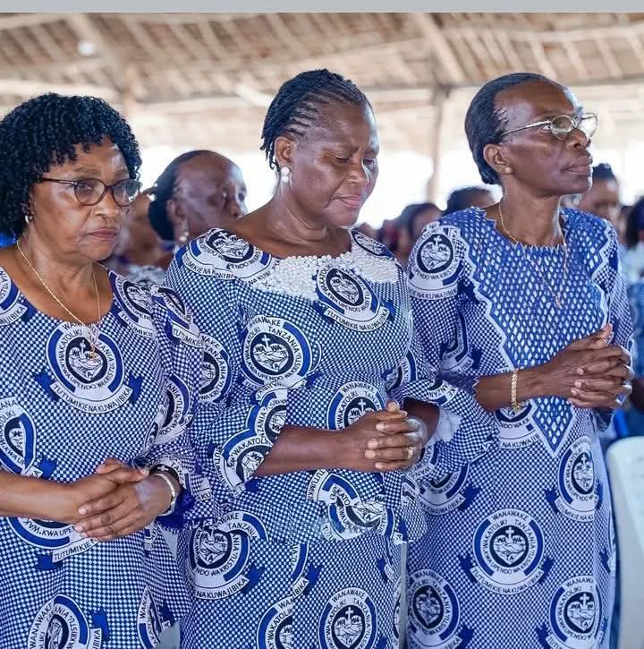 joeselasini's tweet image. Akinamama Wakatoliki hawavai vijora, vilemba, yeboyebo na hawajapauka🙌
Always smart na vitenge vyao vinavyowatambulisha.