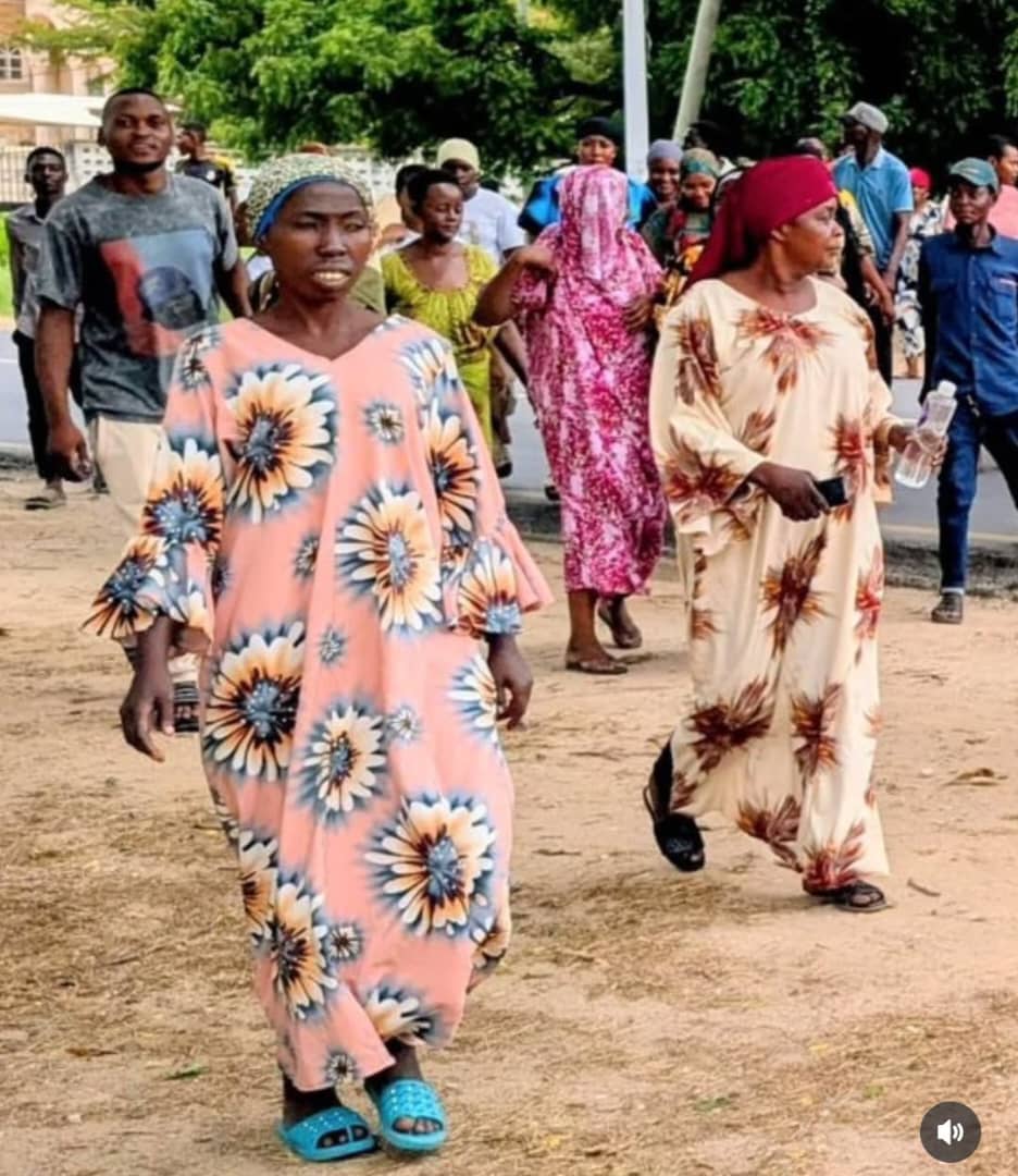 joeselasini's tweet image. Akinamama Wakatoliki hawavai vijora, vilemba, yeboyebo na hawajapauka🙌
Always smart na vitenge vyao vinavyowatambulisha.