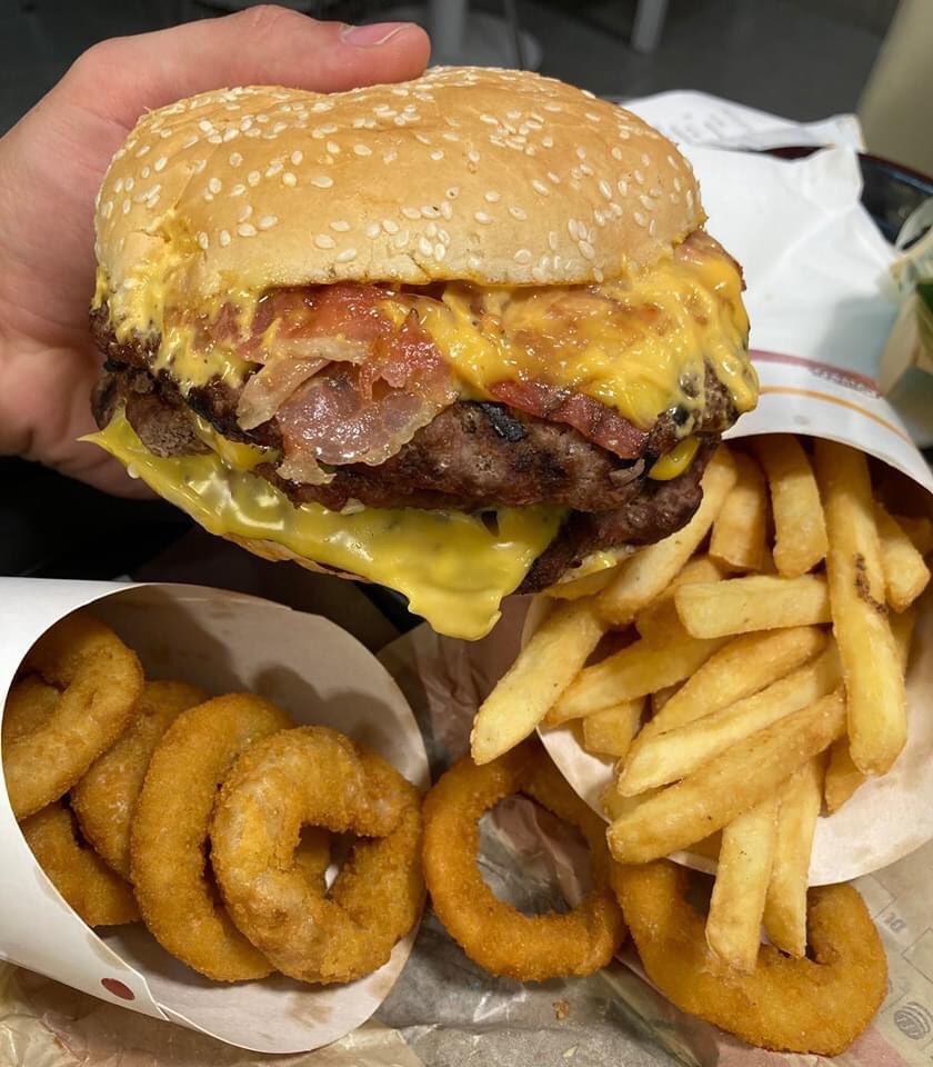 Flantasma1's tweet image. Tengo más ganas de comer una hamburguesa que de vivir