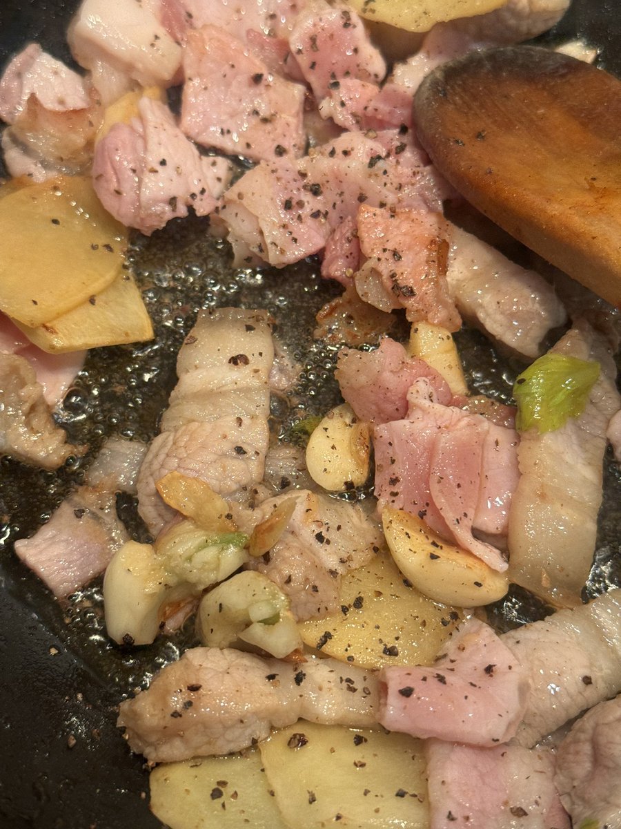 nattkitchen's tweet image. #ครัวคุณณัฐ ลืมโพสต์กุ้งอบวุ้นเส้น
วธท
หมักวุ้นเส้นกับ ซอสหอยนางรม ซีอิ้วขาว น้ำมันงา น้ำตาลนิดหน่อย พริกไทย ผัดขิงกระเทียมกับเบคอน  พอสุกเอาวุ้นเส้นใส่ลงไป เติมน้ำนิดหน่อยพอวุ้นเส้นเริ่มสุก ผัดๆ ไม่ให้เส้นติดกัน แล้วใส่กุ้งปิดฝา พอกุ้งเริ่มสุก ใส่ขึ้นช่ายต้นหอม ปิดฝา จบปิ๊ง