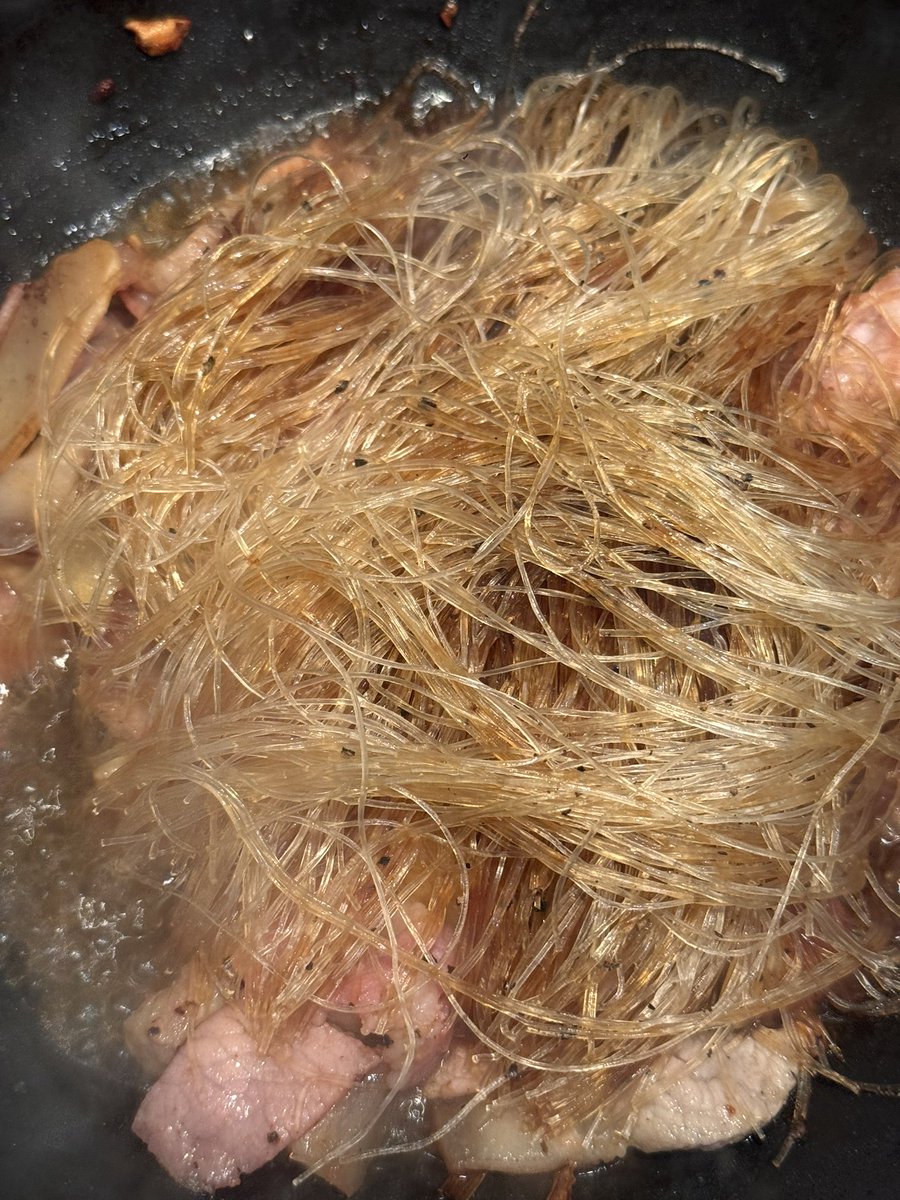 nattkitchen's tweet image. #ครัวคุณณัฐ ลืมโพสต์กุ้งอบวุ้นเส้น
วธท
หมักวุ้นเส้นกับ ซอสหอยนางรม ซีอิ้วขาว น้ำมันงา น้ำตาลนิดหน่อย พริกไทย ผัดขิงกระเทียมกับเบคอน  พอสุกเอาวุ้นเส้นใส่ลงไป เติมน้ำนิดหน่อยพอวุ้นเส้นเริ่มสุก ผัดๆ ไม่ให้เส้นติดกัน แล้วใส่กุ้งปิดฝา พอกุ้งเริ่มสุก ใส่ขึ้นช่ายต้นหอม ปิดฝา จบปิ๊ง