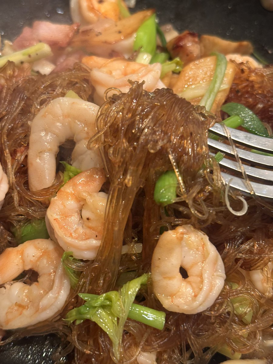 nattkitchen's tweet image. #ครัวคุณณัฐ ลืมโพสต์กุ้งอบวุ้นเส้น
วธท
หมักวุ้นเส้นกับ ซอสหอยนางรม ซีอิ้วขาว น้ำมันงา น้ำตาลนิดหน่อย พริกไทย ผัดขิงกระเทียมกับเบคอน  พอสุกเอาวุ้นเส้นใส่ลงไป เติมน้ำนิดหน่อยพอวุ้นเส้นเริ่มสุก ผัดๆ ไม่ให้เส้นติดกัน แล้วใส่กุ้งปิดฝา พอกุ้งเริ่มสุก ใส่ขึ้นช่ายต้นหอม ปิดฝา จบปิ๊ง