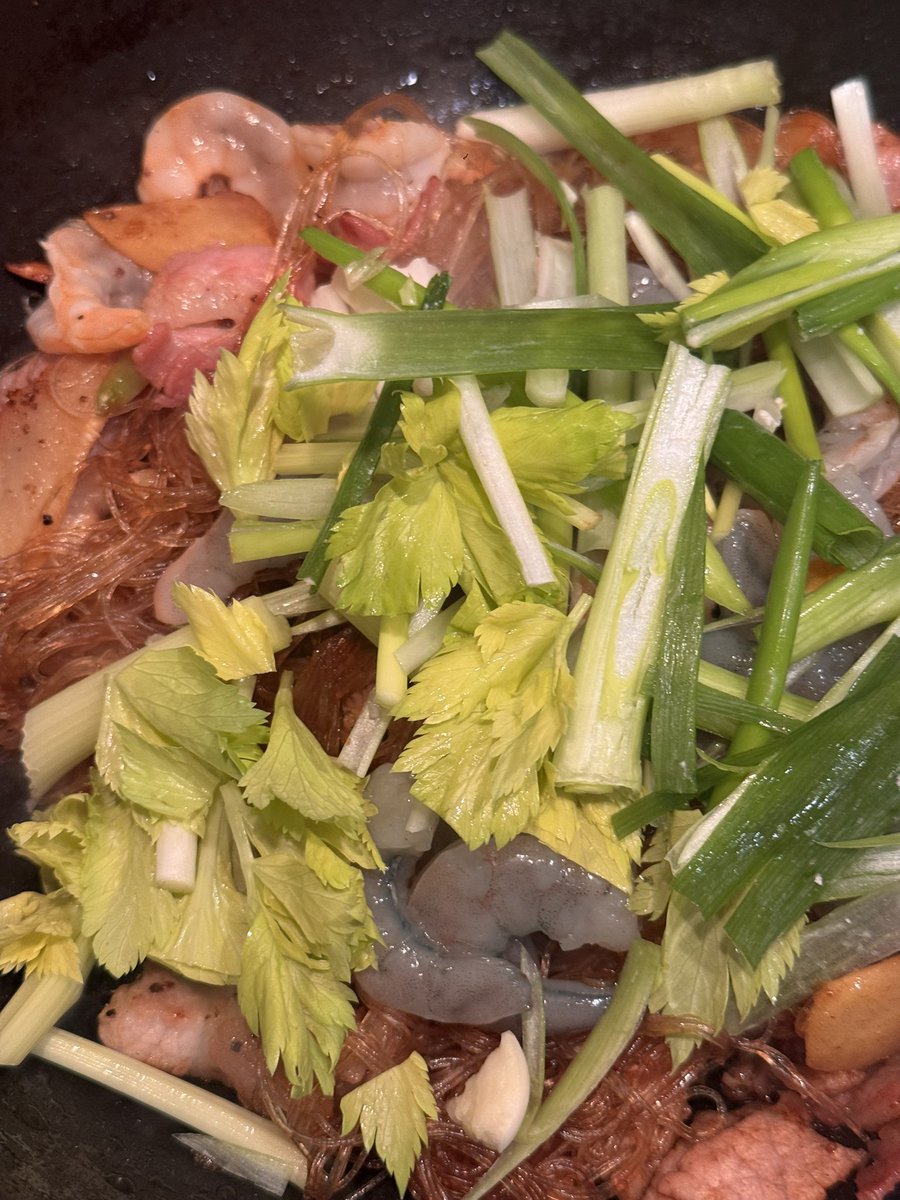 nattkitchen's tweet image. #ครัวคุณณัฐ ลืมโพสต์กุ้งอบวุ้นเส้น
วธท
หมักวุ้นเส้นกับ ซอสหอยนางรม ซีอิ้วขาว น้ำมันงา น้ำตาลนิดหน่อย พริกไทย ผัดขิงกระเทียมกับเบคอน  พอสุกเอาวุ้นเส้นใส่ลงไป เติมน้ำนิดหน่อยพอวุ้นเส้นเริ่มสุก ผัดๆ ไม่ให้เส้นติดกัน แล้วใส่กุ้งปิดฝา พอกุ้งเริ่มสุก ใส่ขึ้นช่ายต้นหอม ปิดฝา จบปิ๊ง