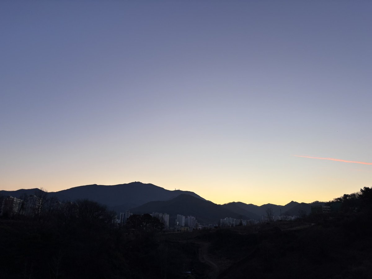 굿모닝.
아침이 춥네요.
마음만은 따스하게 보내야겠어요.