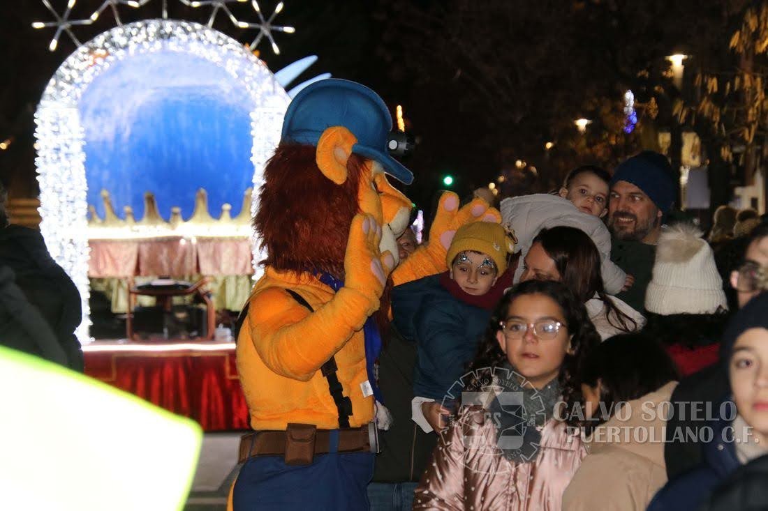 🦁🧑‍🏭Minerito reparte ilusión entre los niños puertollanenses en la Cabalgata de Reyes.