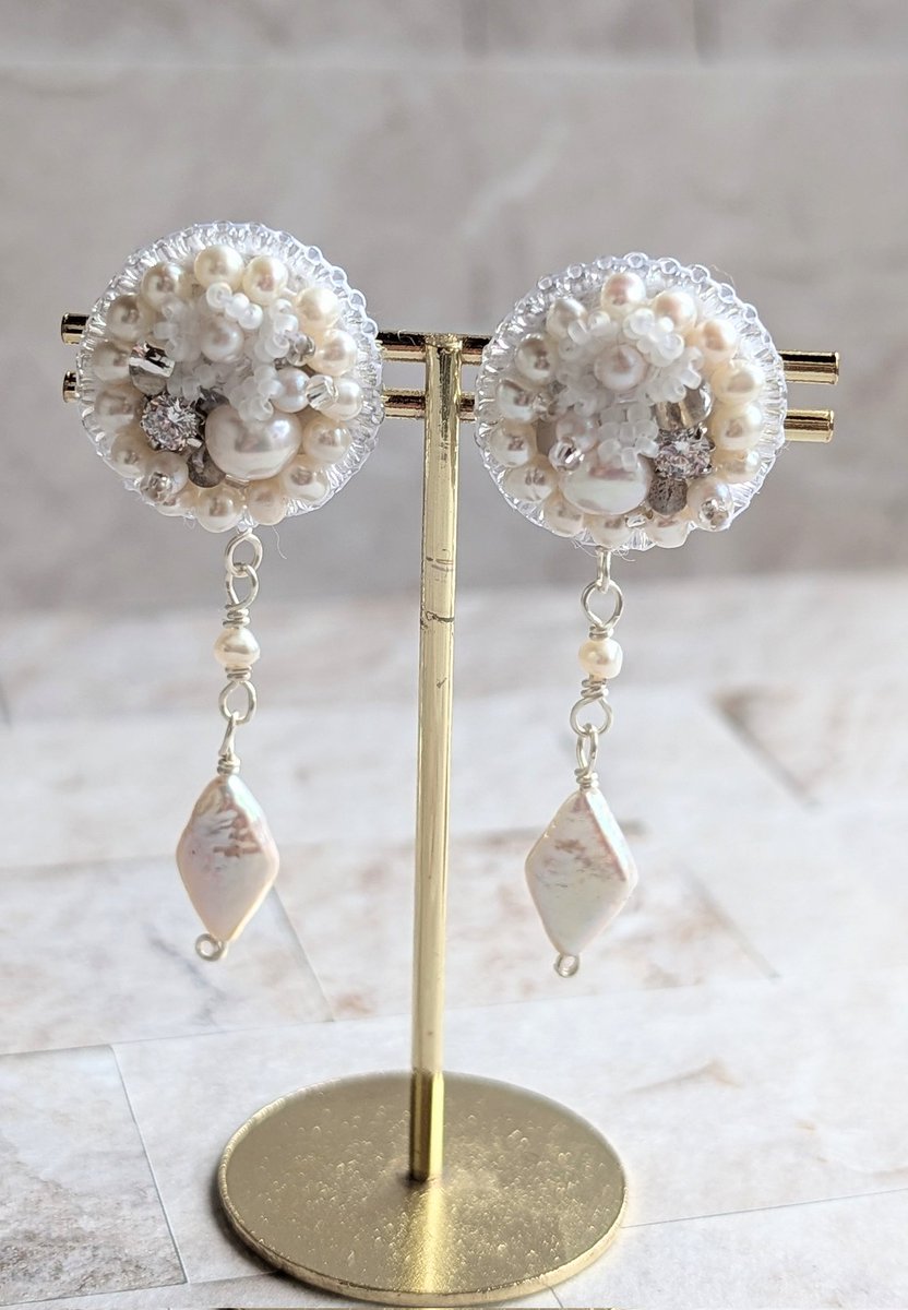 特別な贈り物としてピアスをお作りしました。 #ビーズ刺繍