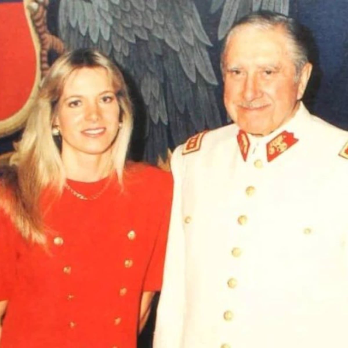 Tittonz's tweet image. Karin, usted y un montón de periodistas más, que fueron parte de una prensa acomodaticia a una dictadura, no tienen moral para hablar de derecho ni democracia. La foto es solo para recordar la memoria.