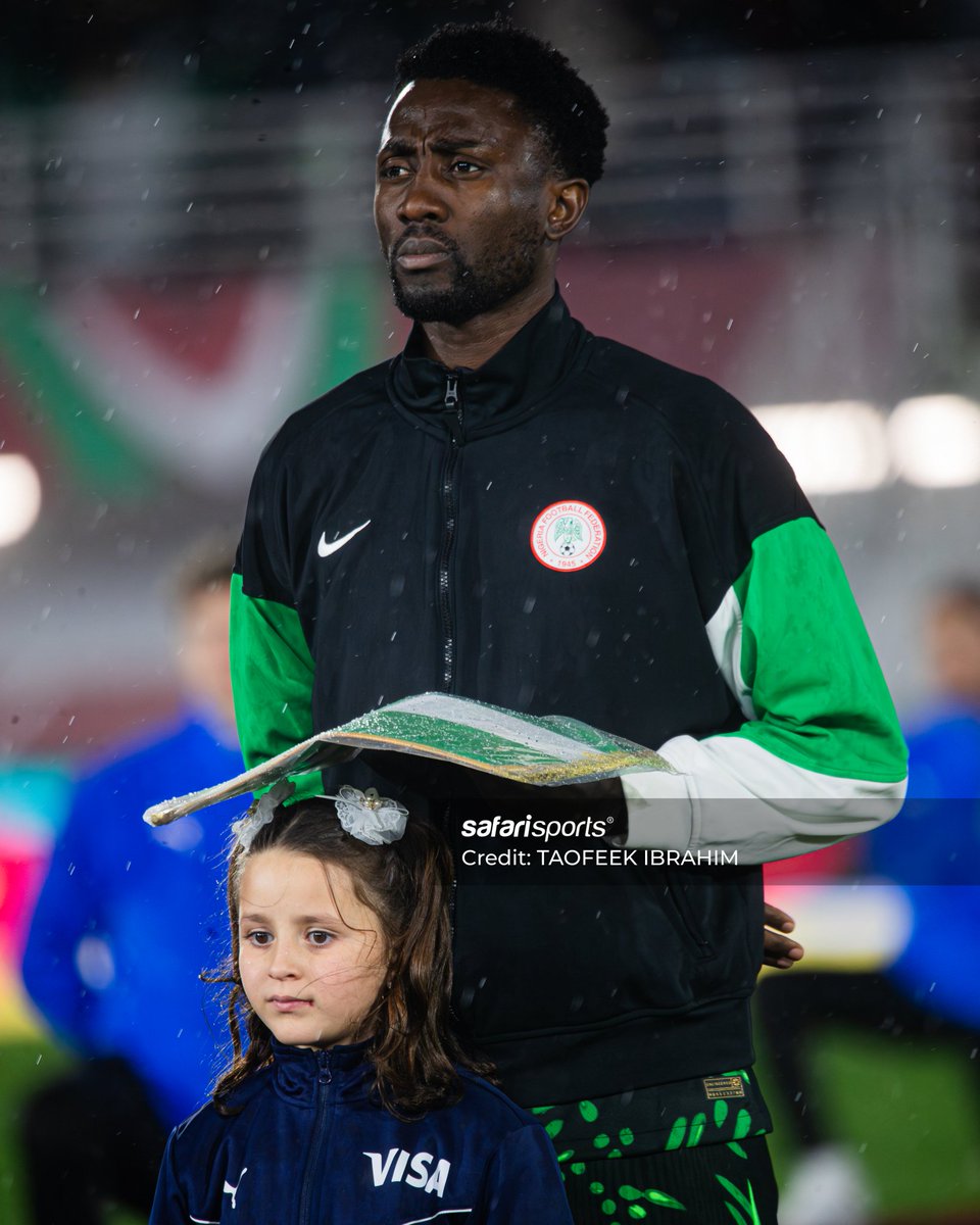 Nigerian 🇳🇬 Captain, Wilfred Ndidi covering the little girl from rainfall before the kick off.

Such an amazing photo ❤️🥰🔥