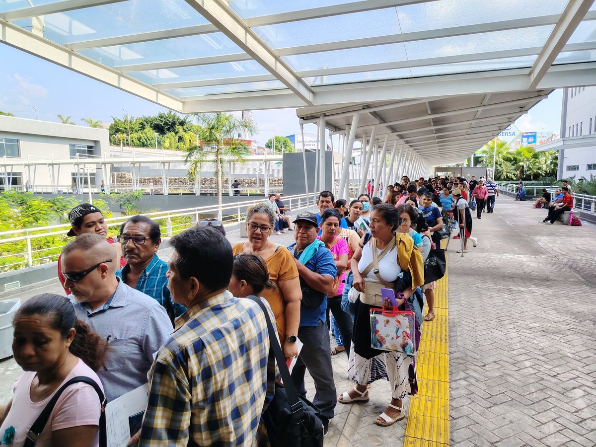 PacoPon49's tweet photo. Casi 5 horas de fila solo para poder pasar y seguir esperando cita con traumatología.
La atención a especialistas en el #IMSS es un viacrucis.
¿Dónde está la empatía y el trato digno?
@zoerobledo y el delegado del  #IMSSChiapas, Hermilo Domínguez Zárate, ausentes.
@Tu_IMSS https://t.co/pnSj2s7w5s