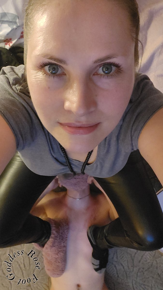 Be a good doggy! Make your Queen happy and make a tribute NOW!
paypal.me/FootGoddessRose