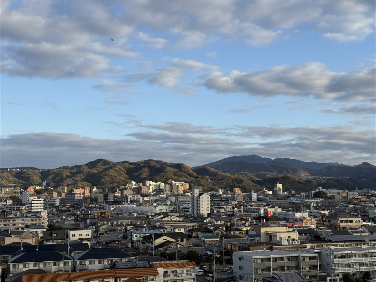 明けましておめでとうございます🎍
本日よりカリサガ始めです。

【問題】
昨日からじゃなかった理由はどれでしょう？
① 体調不良
② 忙しかった
③ 仕事始めの朝、携帯を水没させた

ヒント：画質です😎

2026年も健やかにゆるりと宜しくお願いします🦦🌈
#企業公式が毎朝地元の天気を言い合う