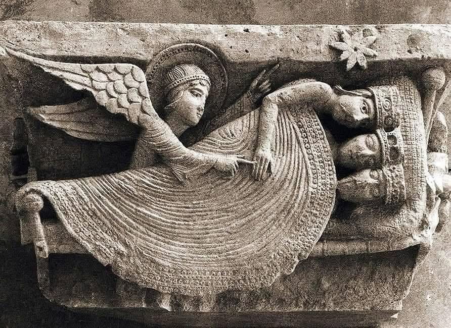 «Mi capita di dovermi inginocchiare di colpo davanti al mio letto, persino in una fredda notte d’inverno. 

Ascoltarsi dentro. 

Non lasciarsi guidare da ciò che si avvicina da fuori, ma da ciò che si innalza da dentro»

Etty.