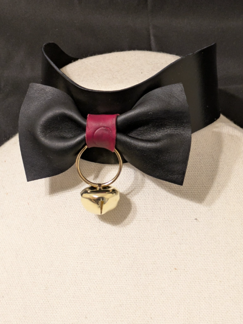 🐮I've got 10 slots open for some snap-on and off bow/bell collars.

These collar commissions are $60 goin' forward through the rest of the year as a new item.

S: 15.5"-16.5" 
M: 16.5"-17.25" 
L: 17.25"-18"

Colors, Stitching and Hardware all customizable! 🐮