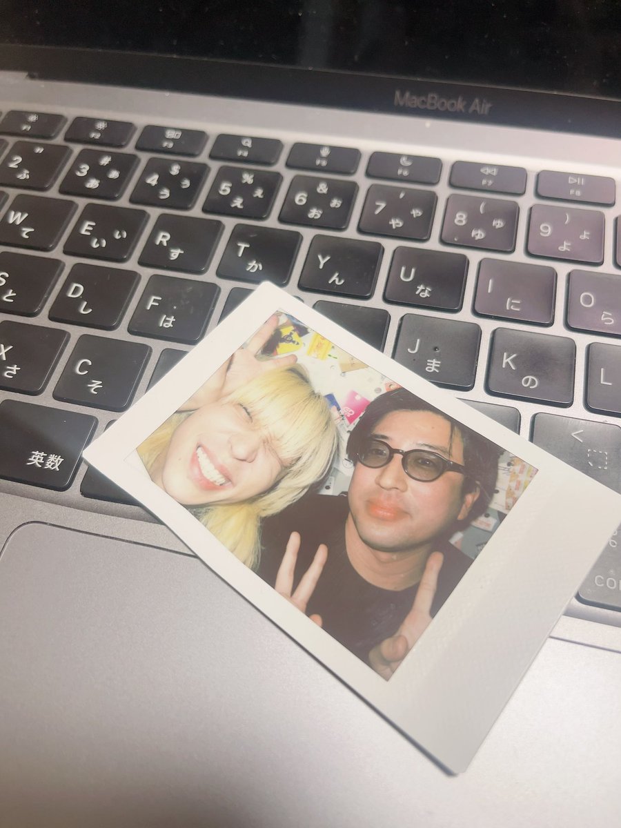 眠らずに朝が来て、気がついたらスマホの裏に入ってました。