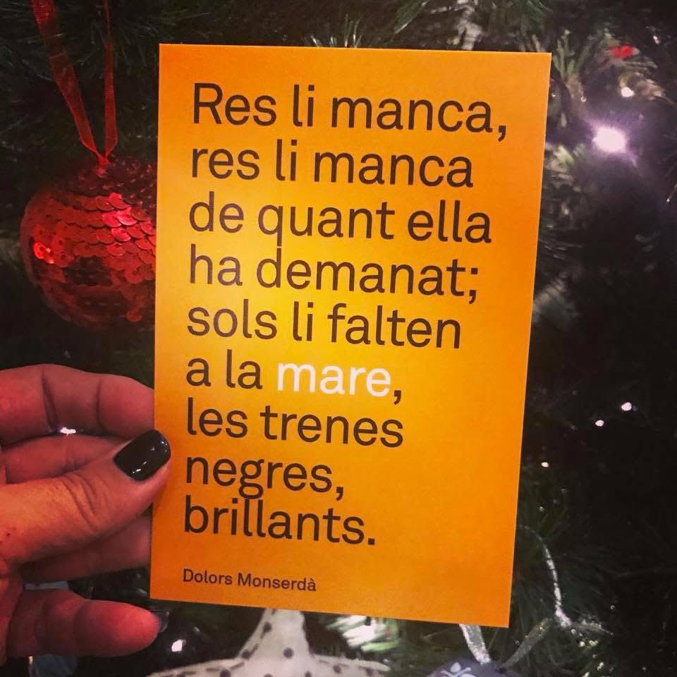 LA NIT DE REIS

Dins d'un piset xic i pobre 
que hi ha a peu pla d'un terrat, 
treballa una pobra dona, 
treballa sense parar. 
Si algun cop minven ses forces, 
no desmaia, no, que sap 
que al mirar a sa filleta, 
les tornarà a recobrar. 

Diuen tots quants la coneixen 
que