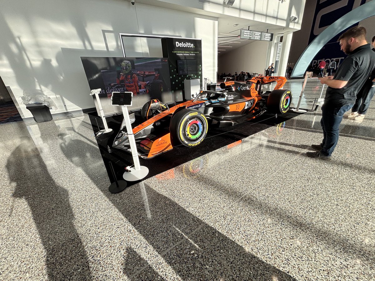 SocioTechGlobal's tweet photo. saw the MCL39 in person 😍😍 #mclaren #F1 https://t.co/rKeNJEfATj